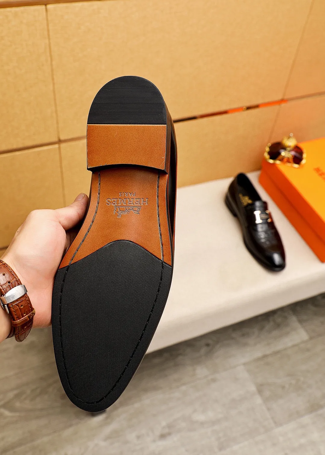 Men's shoes 💰480 💐 Product trademark: HERMES "Hermès" casual leather shoes Regular size: 39-44 (38.45.46🉑️Customized) Product materials: Selected imported first-layer calfskin embossed upper + classic hardware buckle, imported water-dyed cowhide lining. Strong three-dimensional visual effect, combined outsole Color: 2⃣️colors available